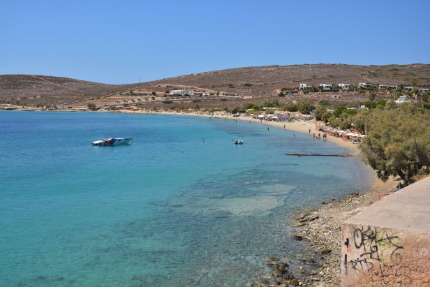 L'ampia baia di Parasporos e il Beach Bar