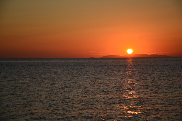 I tramonti infuocati sul lungomare di Parikia