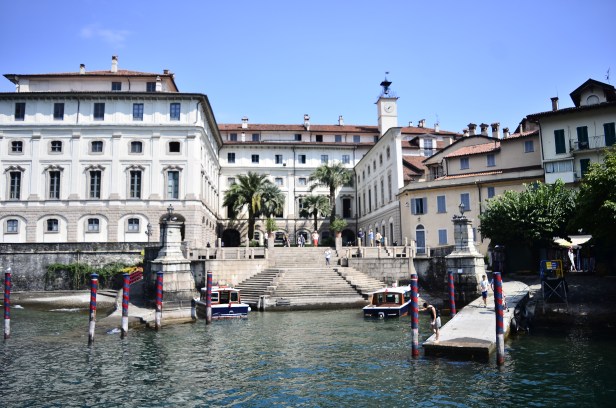 Il Palazzo Borromeo visto dal porticciolo